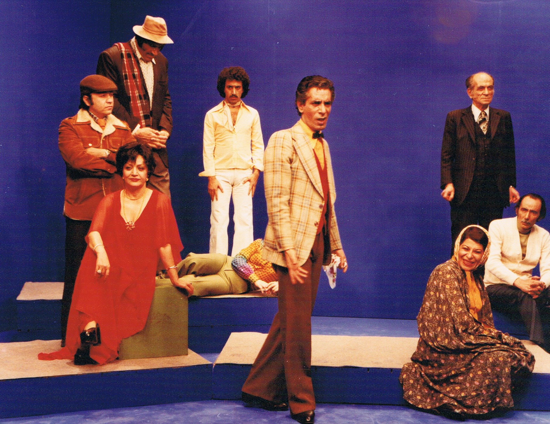 Nozar Azadi with the cast of Italia, Italia